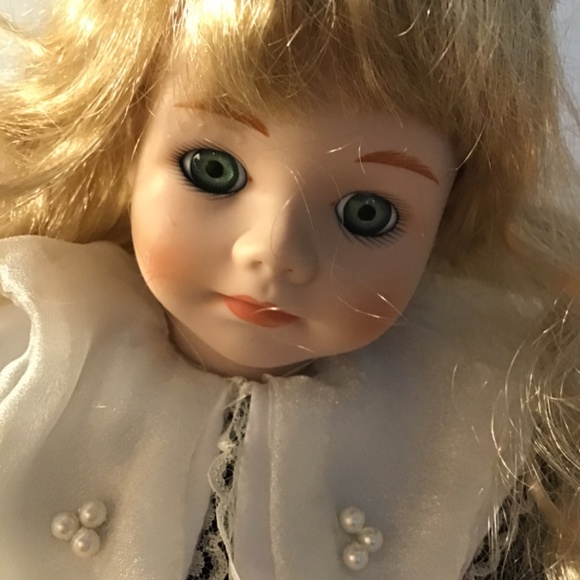 Brinn's 1988 Lindsey Collectible, Porcelain Doll - Picture 8 of 8